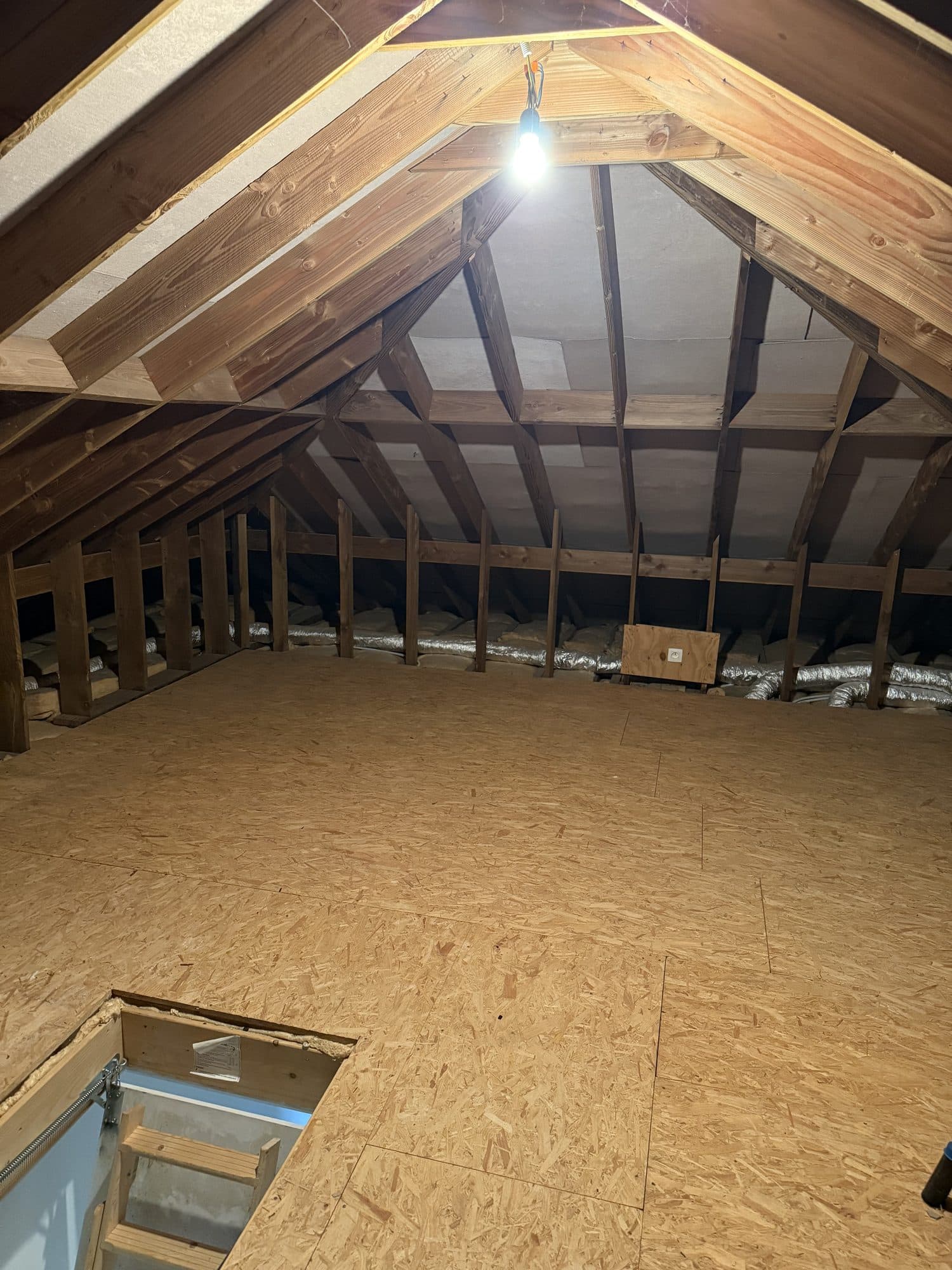 Zolderrenovatie Evergem: trap en Velux voor de werken