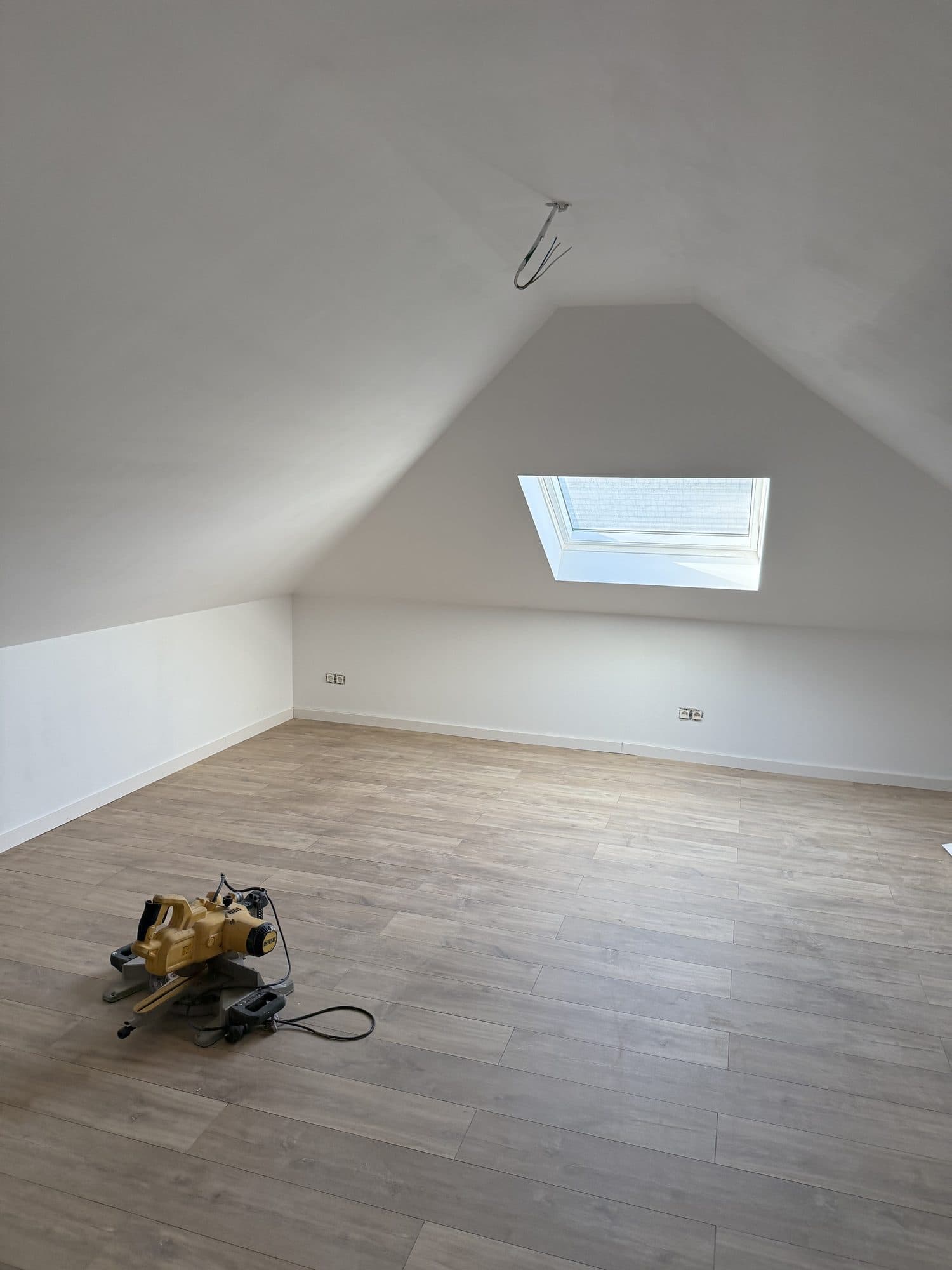 Zolderrenovatie Evergem: trap en Velux
