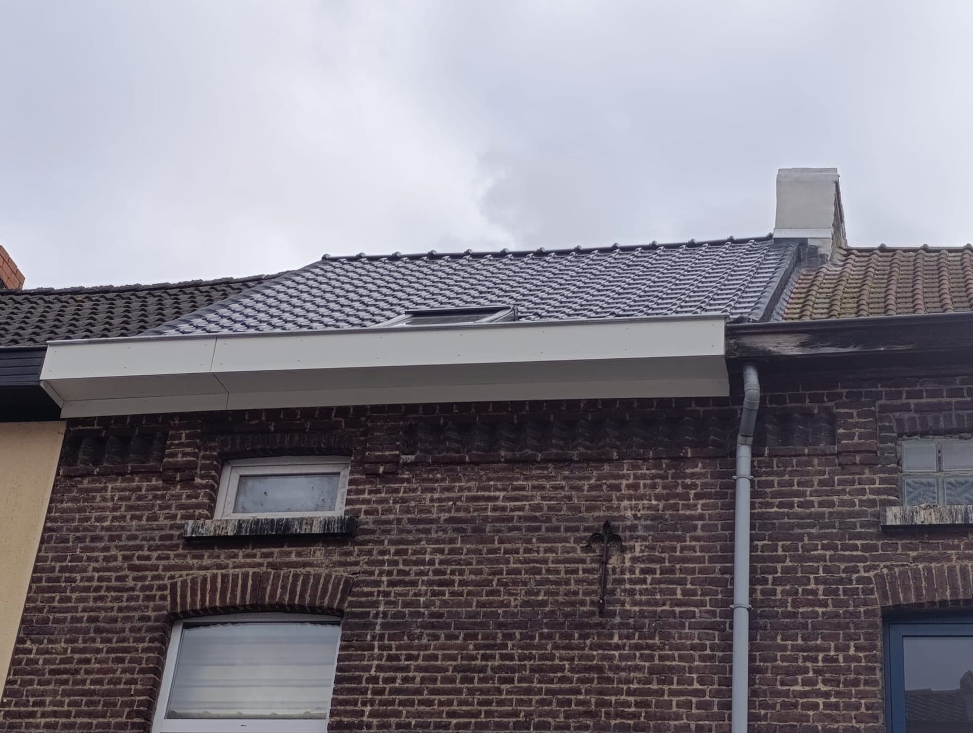 Dakrenovatie Gent: nieuw dak met sarkingisolatie en dakramen