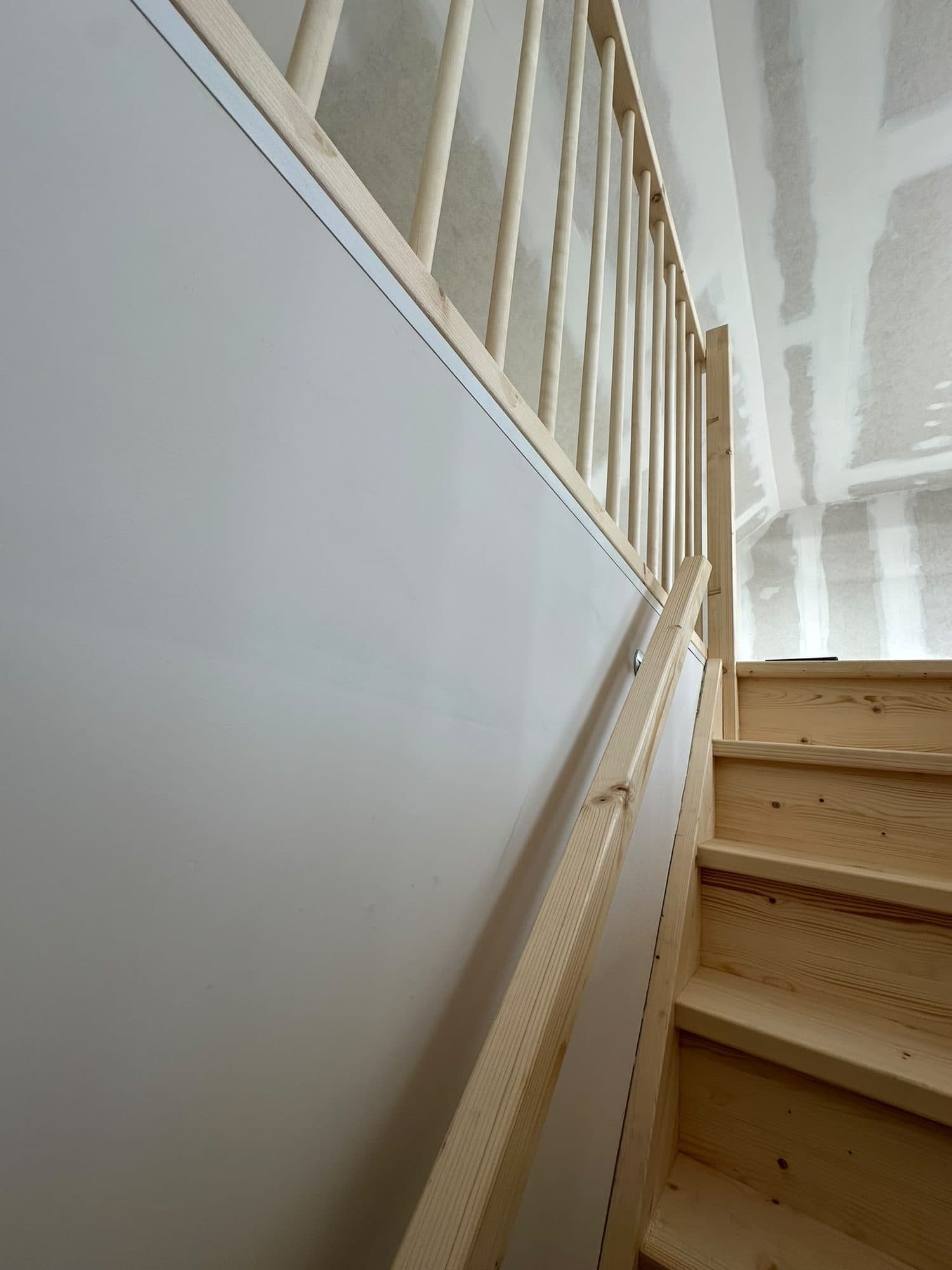 Houten trap naar zolder in Geraardsbergen met balustrade