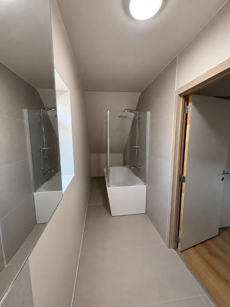 Badkamer met bad in Lede