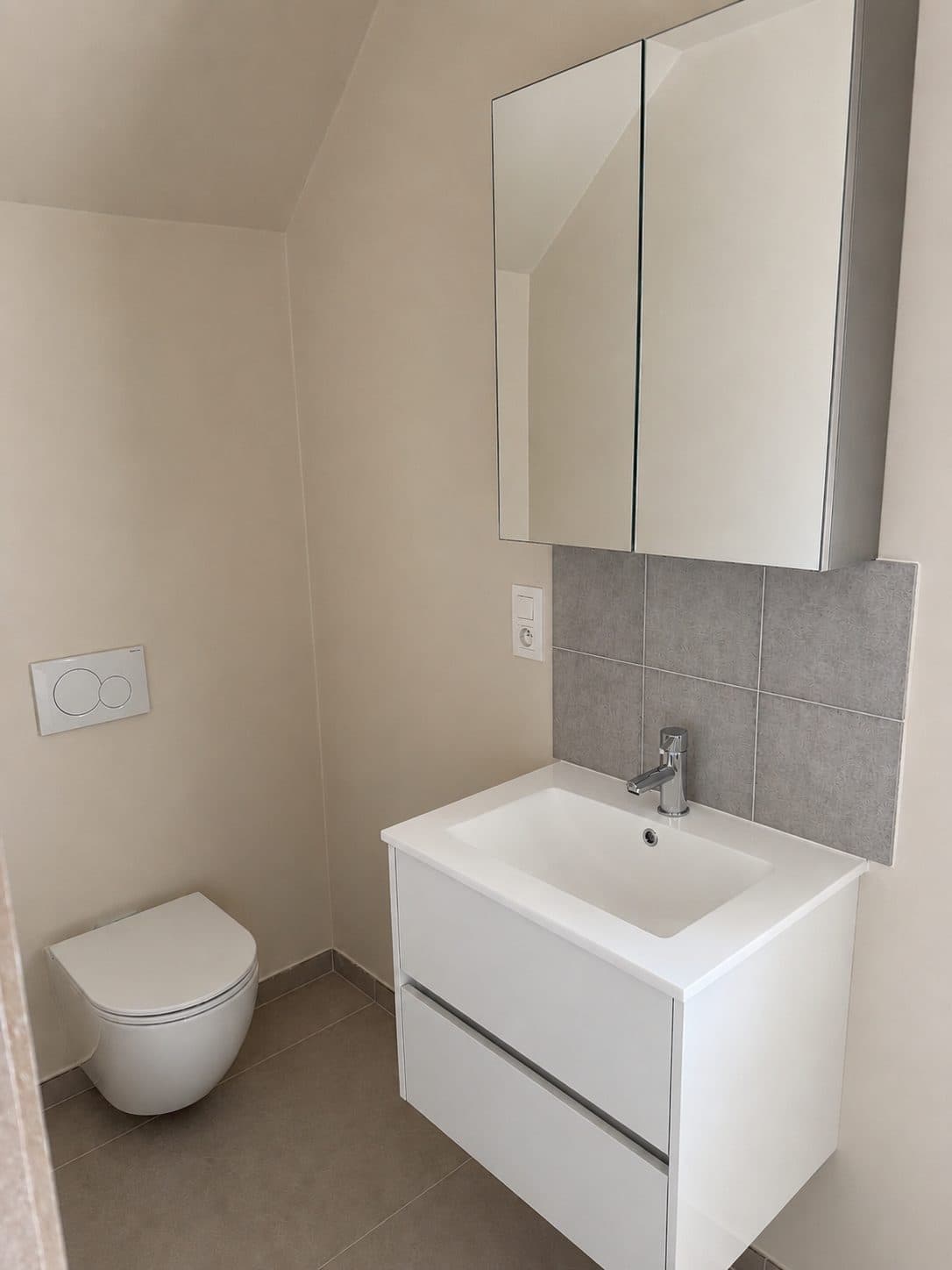 Gerealiseerd: Hangtoilet en lavabo