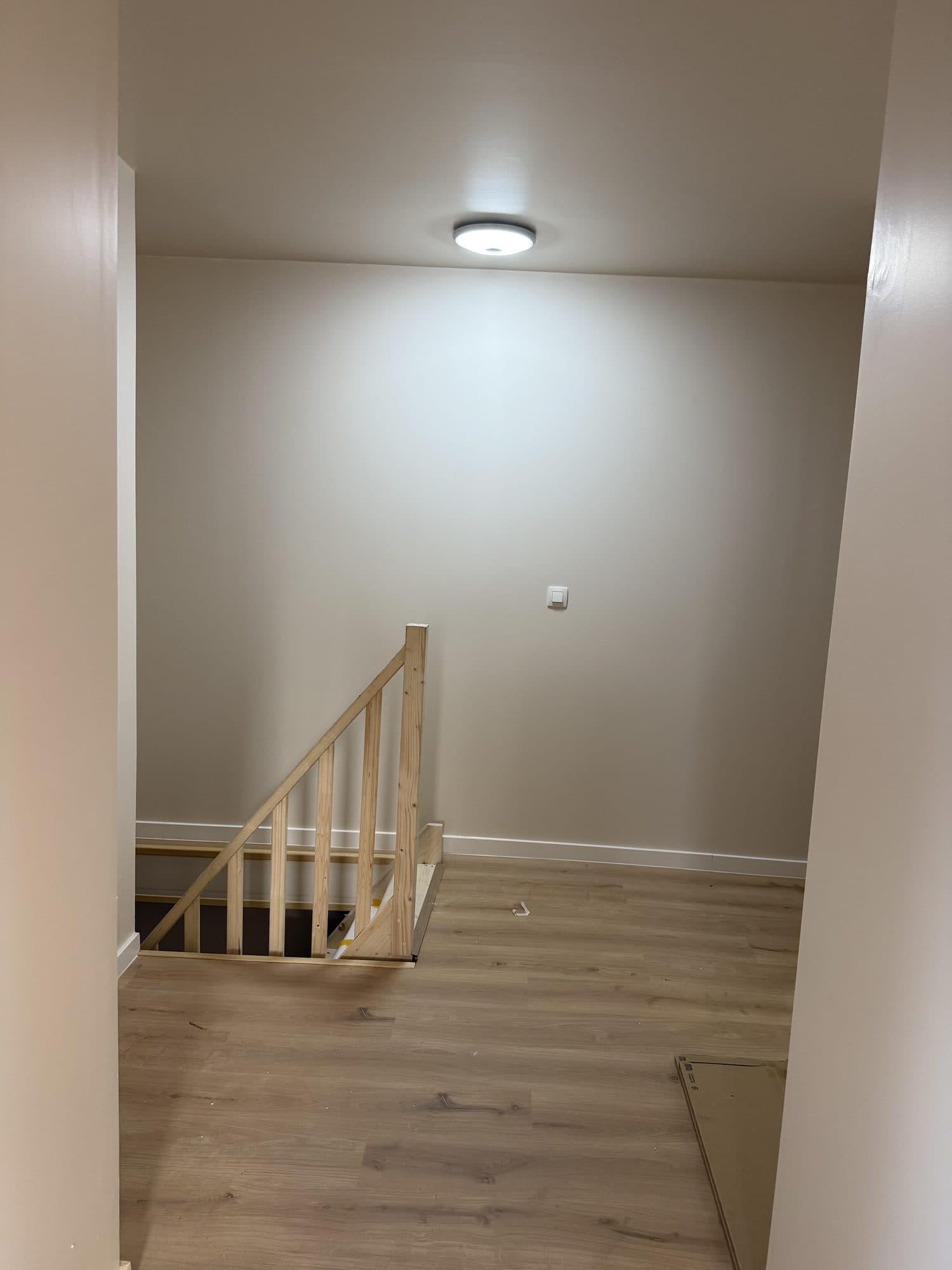 Trapopening met balustrade op zolder in Lede