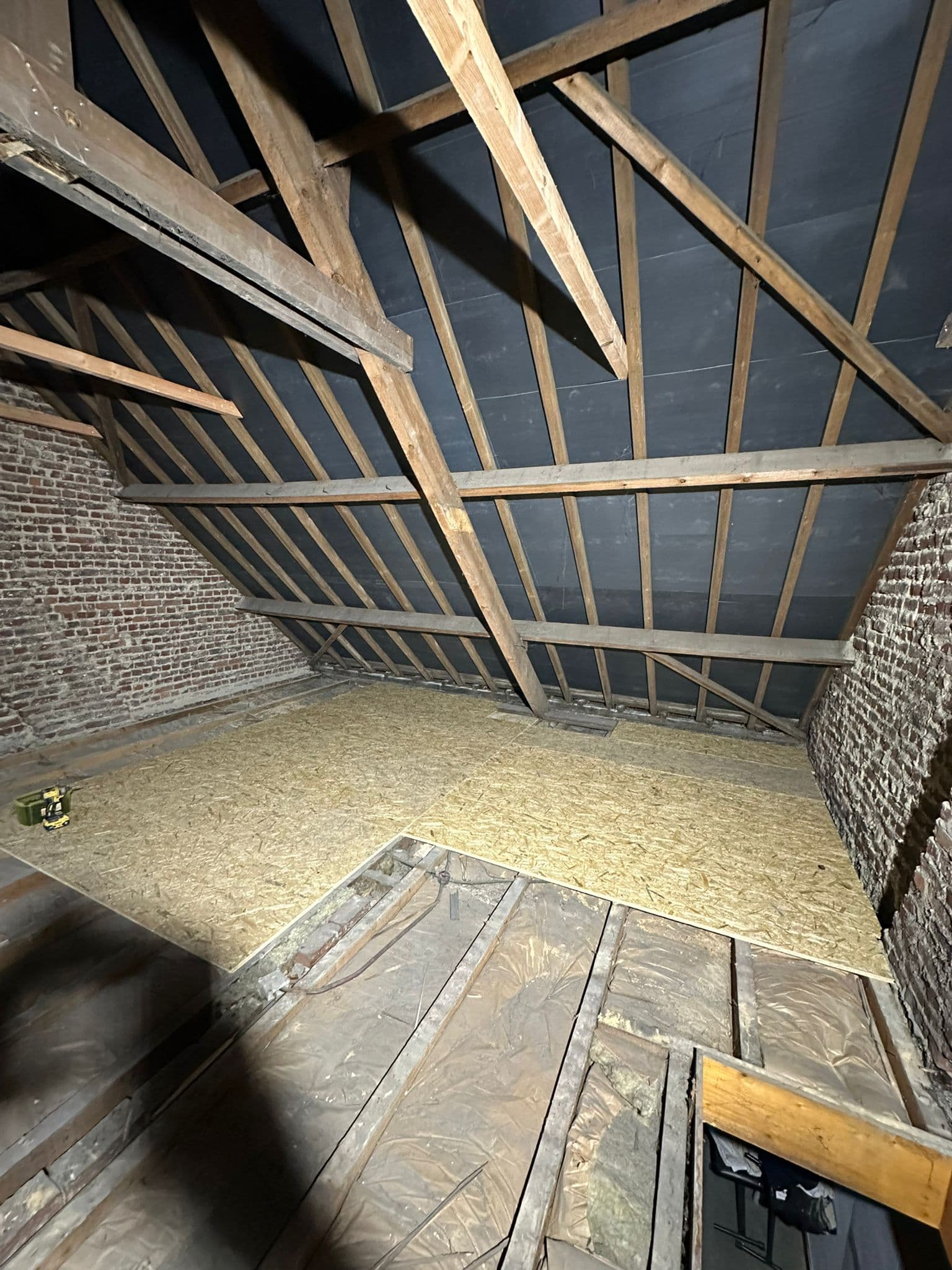 Zoldervloer isoleren of dak isoleren: wanneer kies je wat?