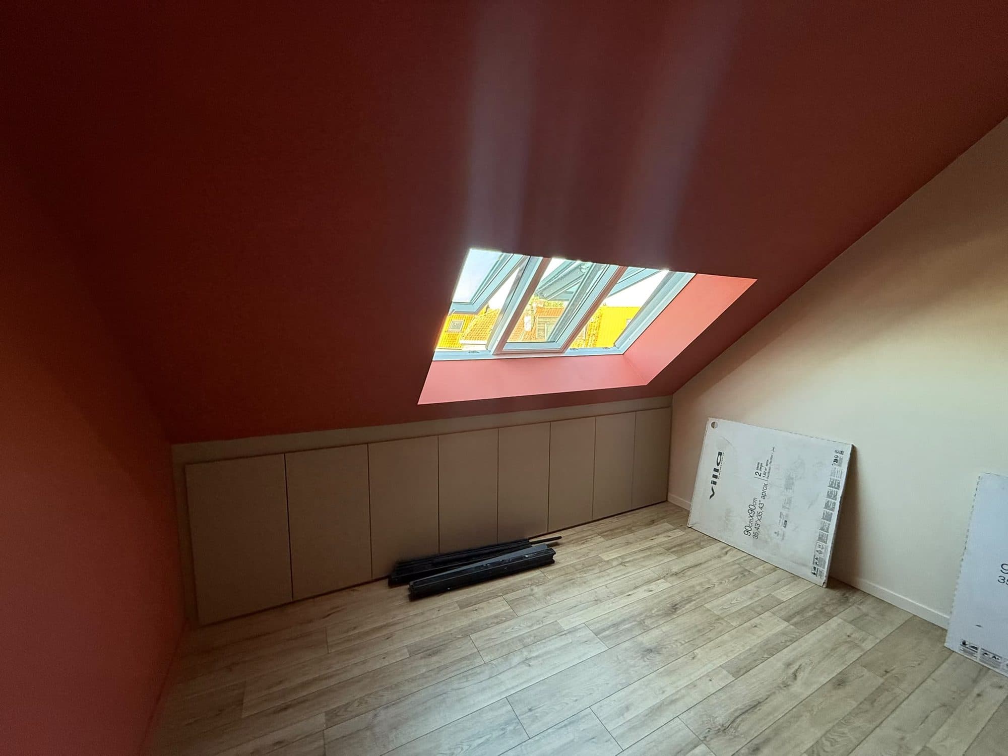 Maatkast in de schuine wand onder het 3in1 dakvenster in Zwijnaarde